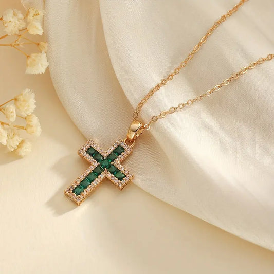 Colgante Cruz Esmeralda Solene en Collar de Oro