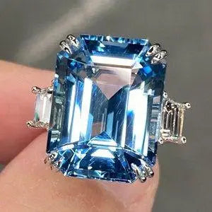 Anillo de estilo vintage con cristal azul cúbico.