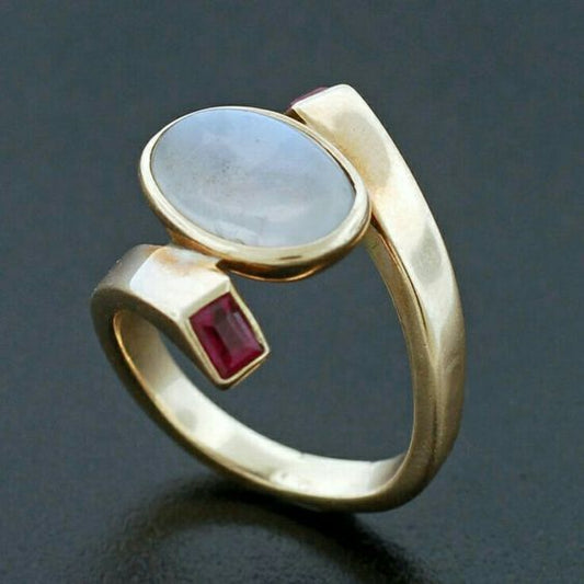 Anillo Vintage de Ópalo Blanco y Circonita Roja en Oro
