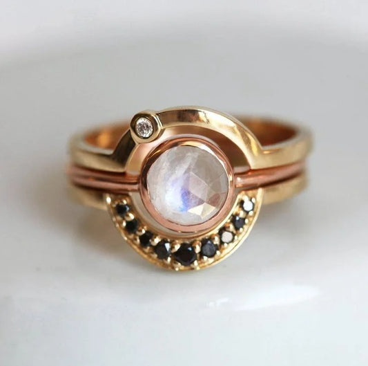 Anillo Vintage de Oro con Cristales Incrustados en Blanco y Negro