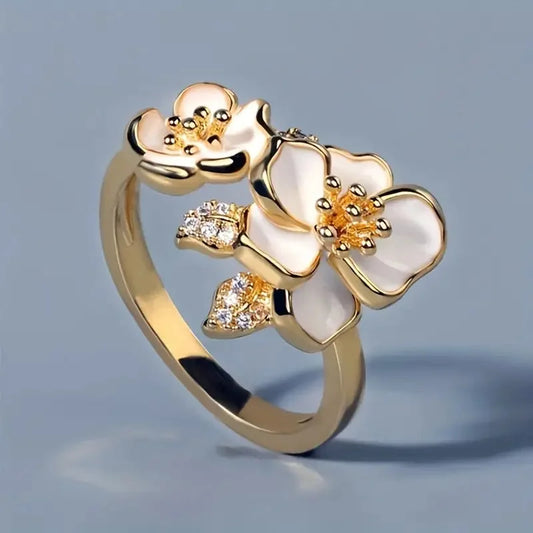 Anillo vintage de flor esmaltada blanca con oro