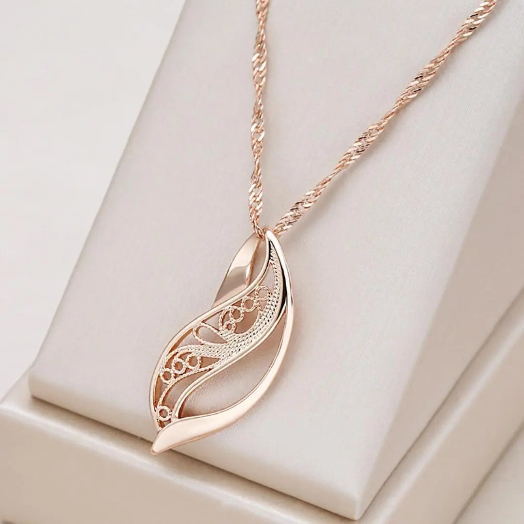 Elegant Harmonious Necklace in Gold