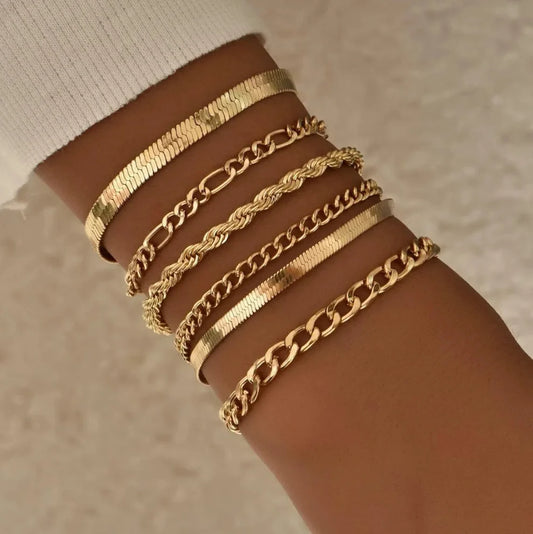 Conjunto de pulseras doradas con diferentes estilos de cadenas