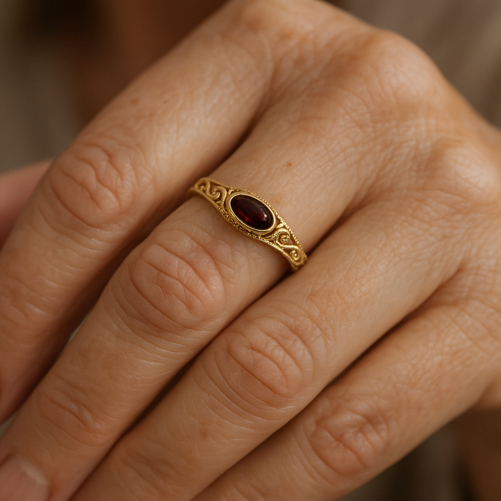 Anillo Vintage Dorado con Cristal Rojo