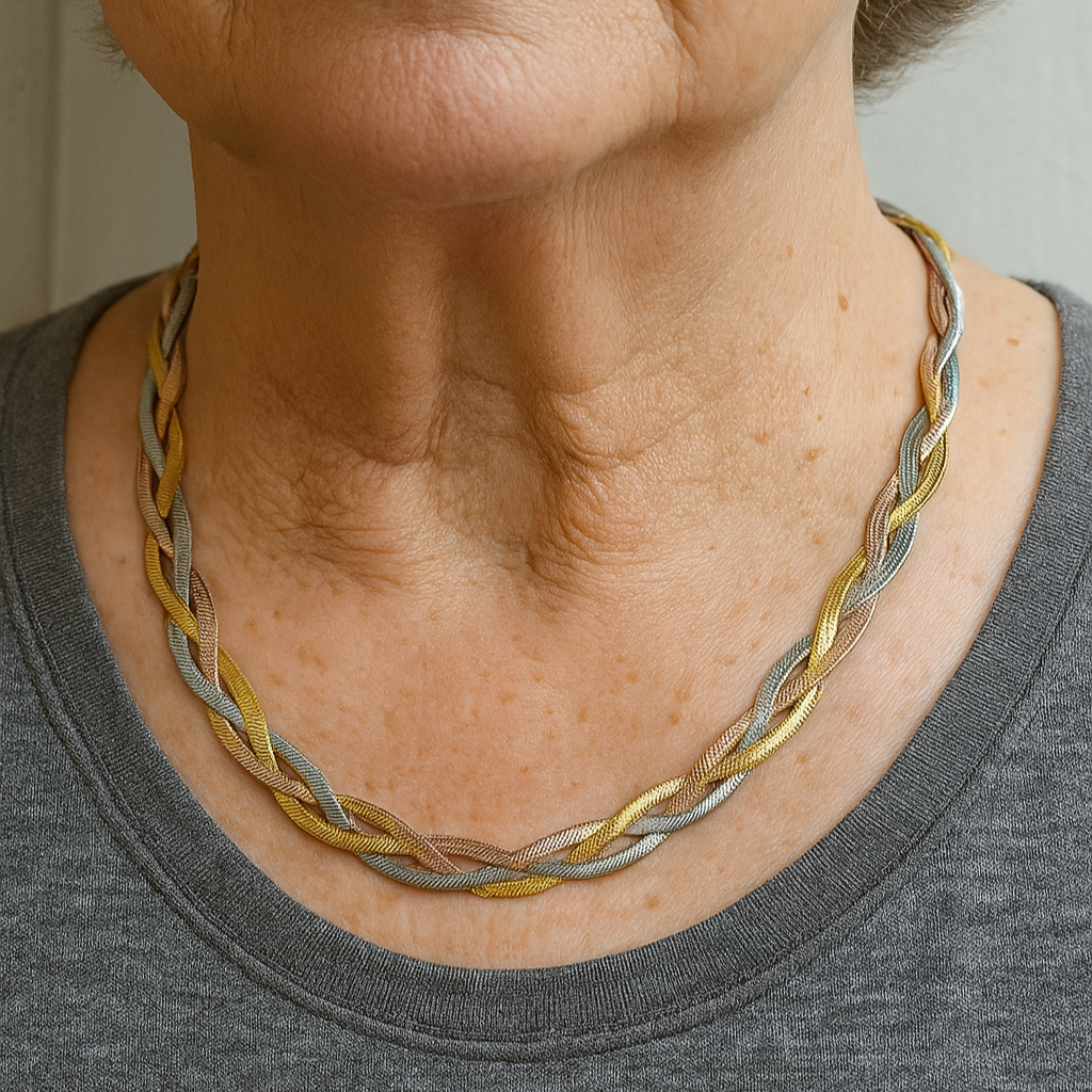 Collar elegante de oro y plata