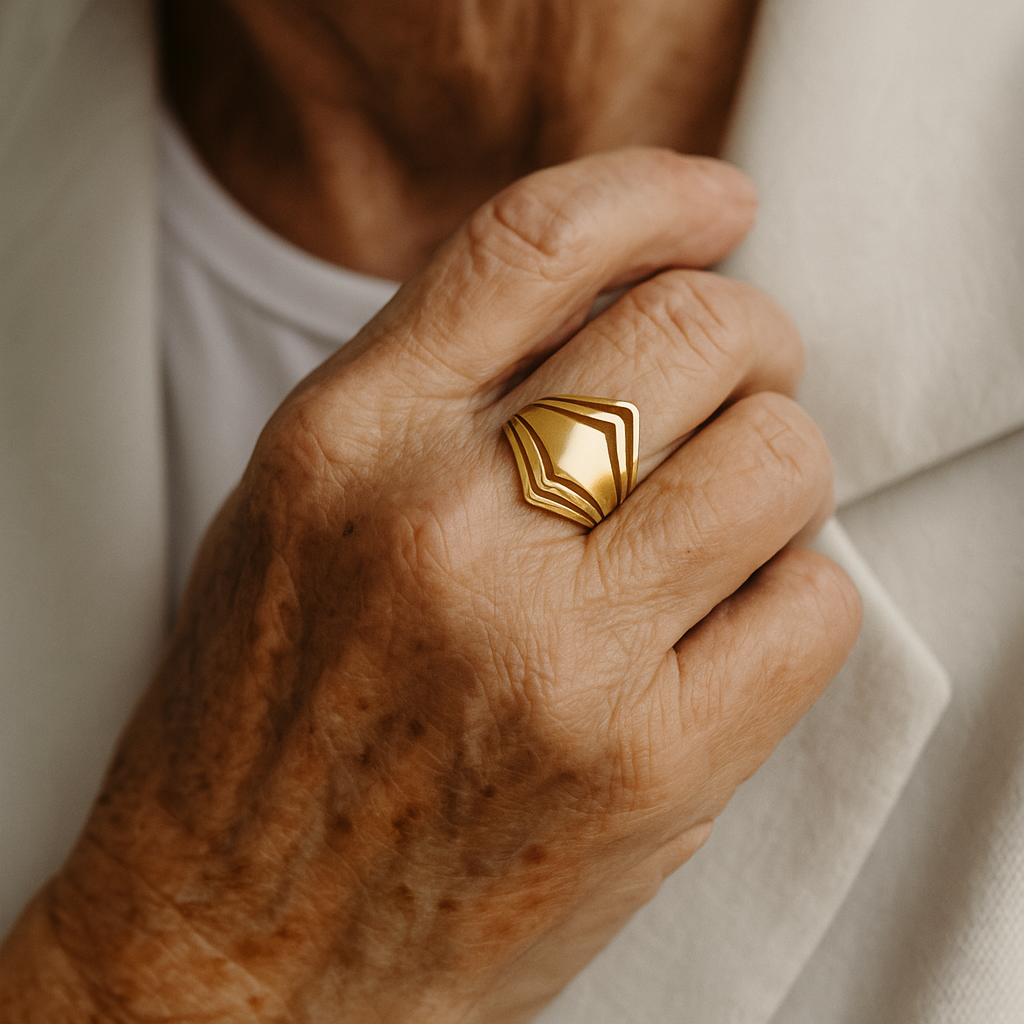 Anillo Dorado Elegante de Declaración