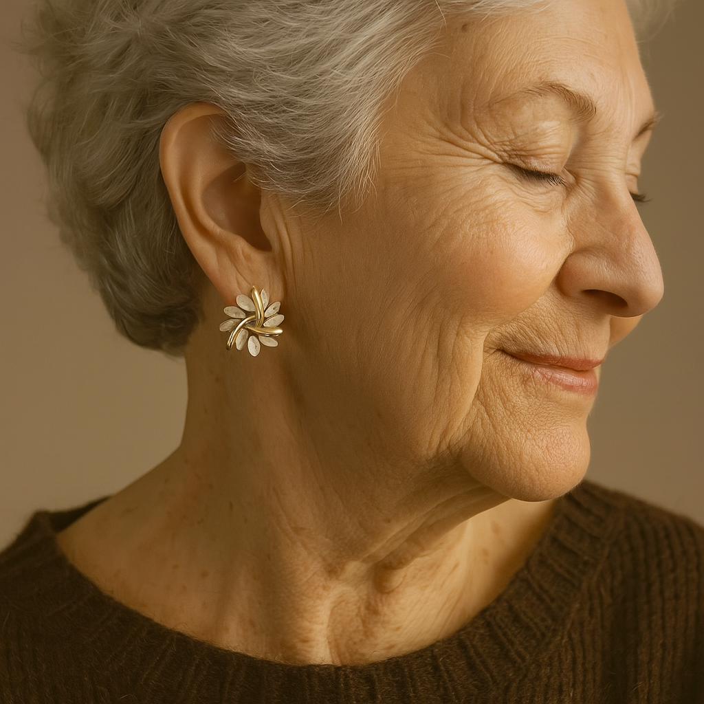 Cercei eleganți și rafinați tip stud cu petale de opal, în formă de cerc, pe aur