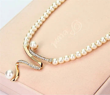 Collar de perlas + Pendientes