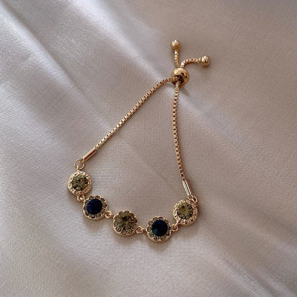 Zapestnica z zelenimi kristali v zlatu