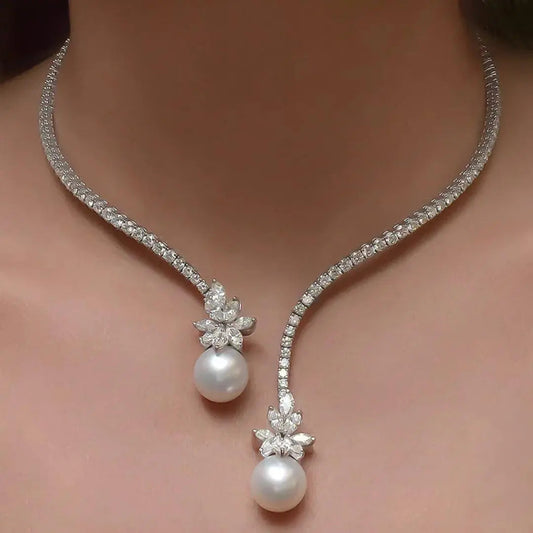Elegant shiny necklace with pearls made of silver