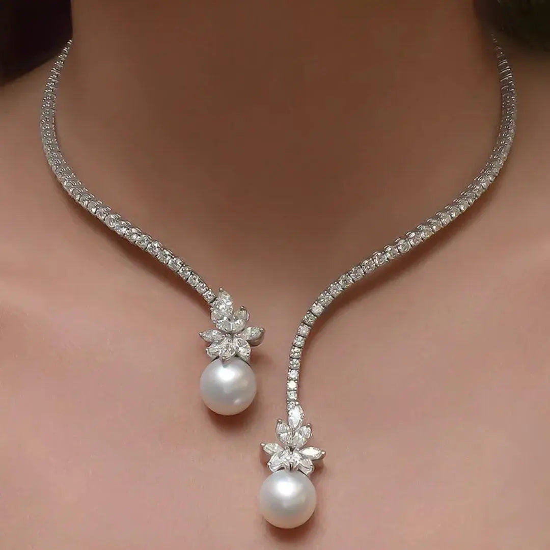 Elegant shiny necklace with pearls made of silver