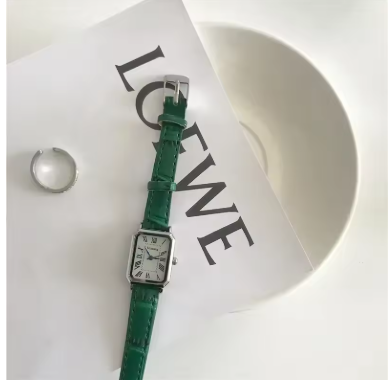 Reloj vintage de cuero con esfera y detalles retro