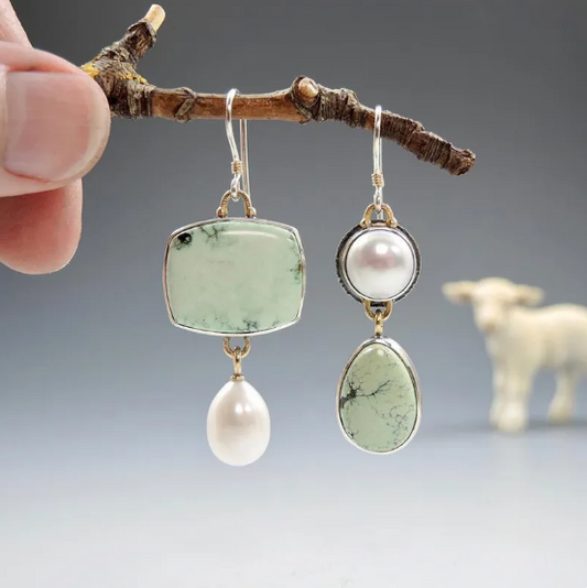 Asymetrické náušnice s perlou a zeleným smaltem
