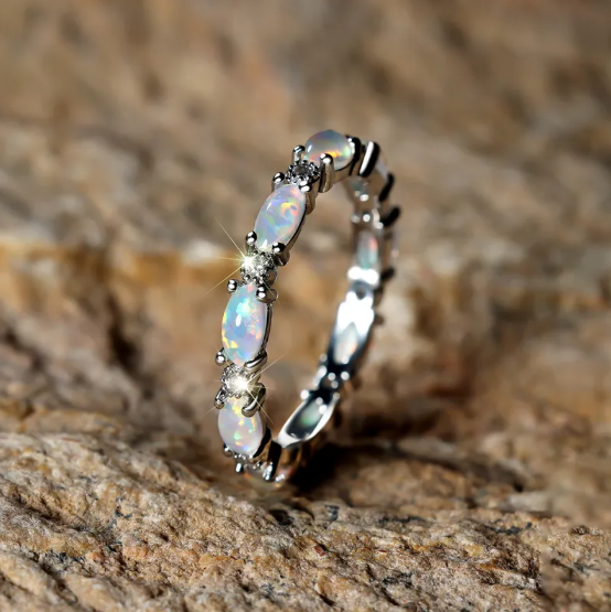 Anillo de diamantes y ópalo en forma de corazón de platino