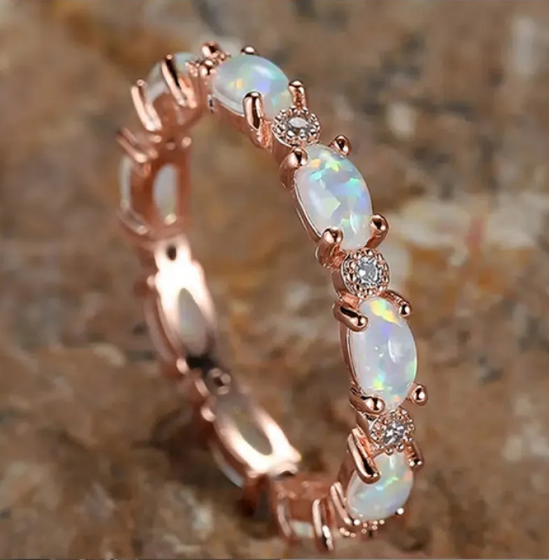 Anillo de diamantes y ópalo en forma de corazón de platino