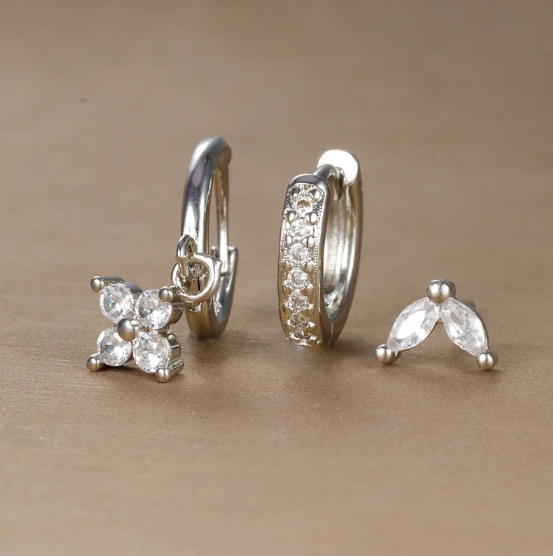 Set de pendientes de botón con diamante en forma de flor
