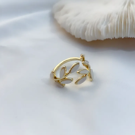 Anillo de aleación con hoja de nácar