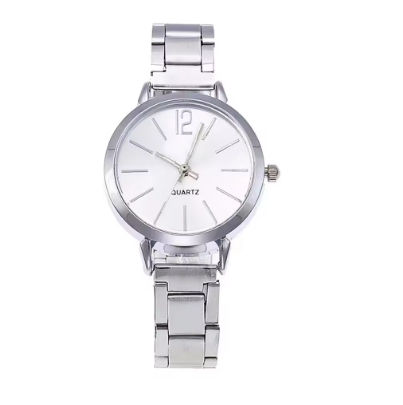 Reloj minimalista elegante en tono dorado y acero inoxidable