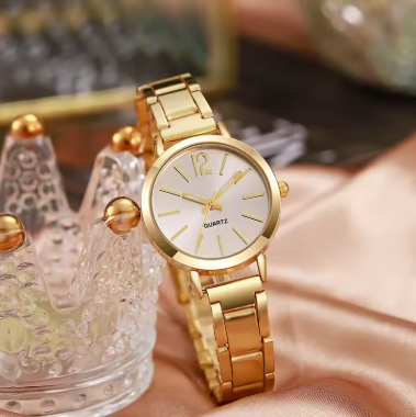 Reloj minimalista elegante en tono dorado y acero inoxidable