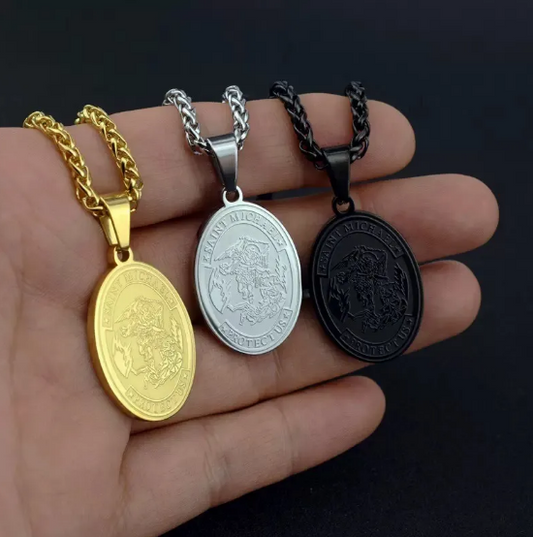 Collar Ovalado con Retrato de Ángel en Acero Inoxidable