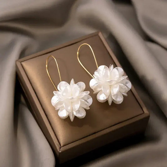 Oferta 1+1: Pendientes elegantes con flores blancas
