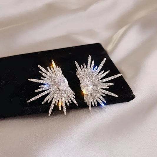 Pendientes elegantes, esponjosos y brillantes