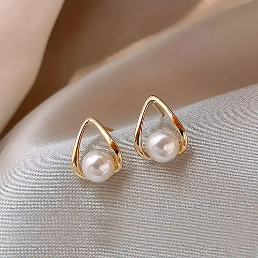 Oferta 1+1: Pendientes Triangulares Calados con Elegantes Perlas