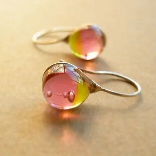 Pendientes vintage de gota de cristal cálido.