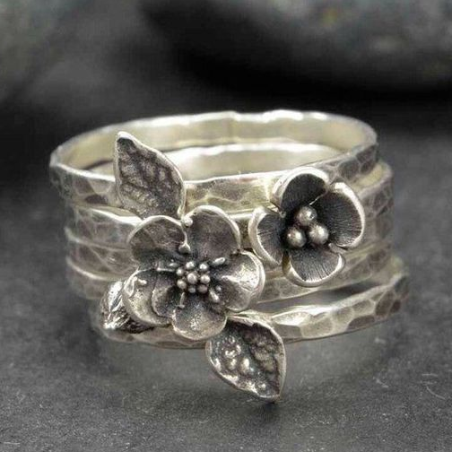 Oferta 1+1: Anillo vintage de flores en plata en capas.