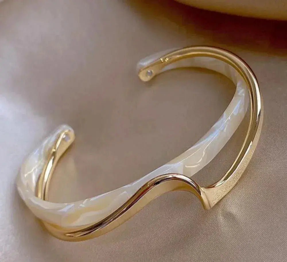 Biała opalowa, elegancka złota bransoletka