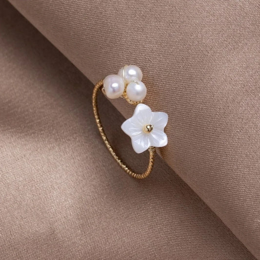 Anillo Flor Blanca con Perlas en Oro