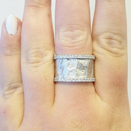 Anillo ancho con patrón de onda irregular