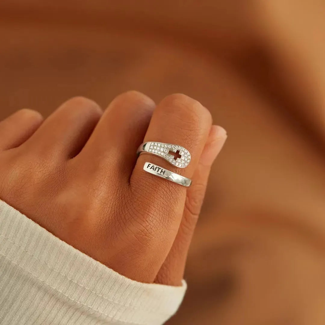 Anillo de cruz de la fe en plata con circonita