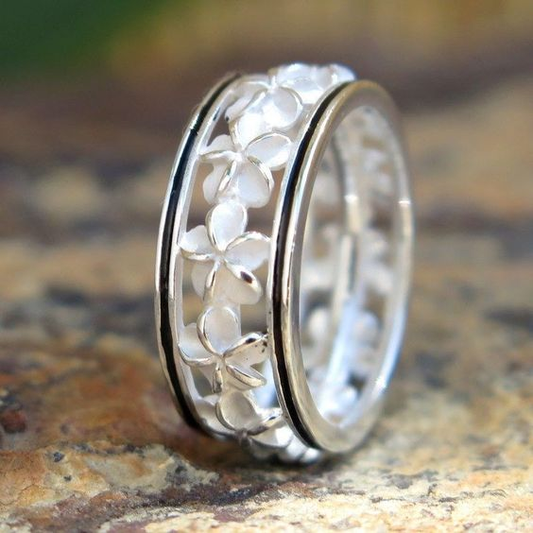 Anillo floral vintage blanco en plata