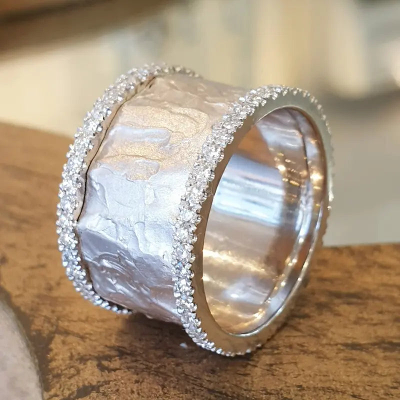 Anillo ancho con patrón de onda irregular