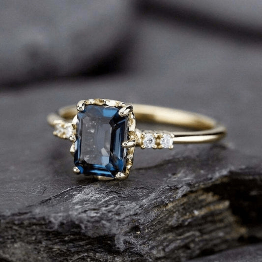 Anillo Vintage de Cristal Azul y Oro