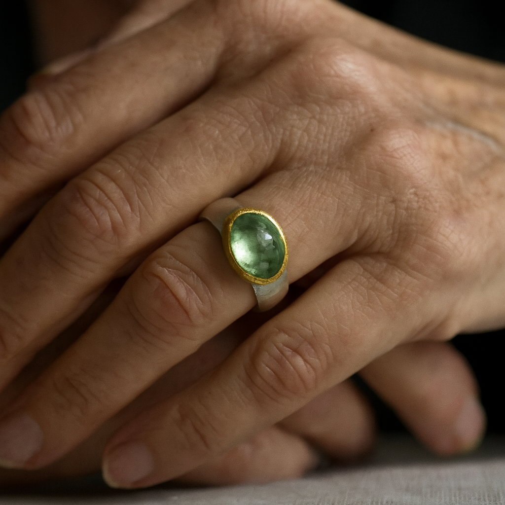 Green ring with rounded stone, Vintage