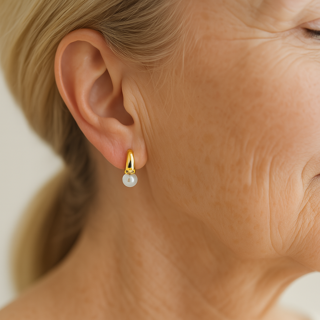 Pendientes pequeños de perlas bañados en oro