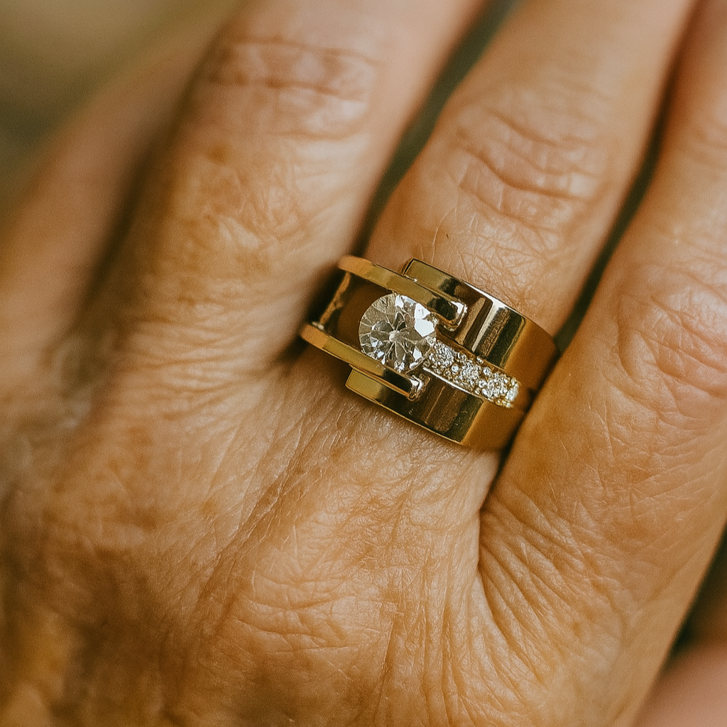 Anillo Vintage de Oro Irregular con Circonitas