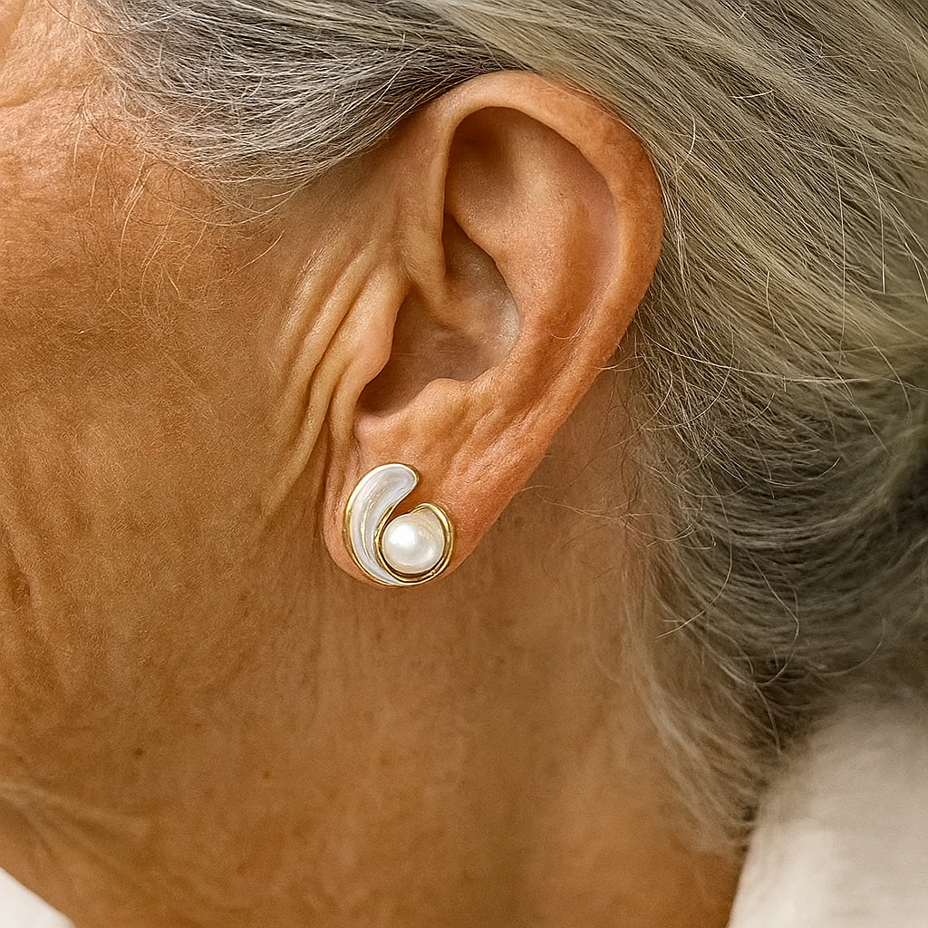 Luxurious earrings with white opal and pearl in gold