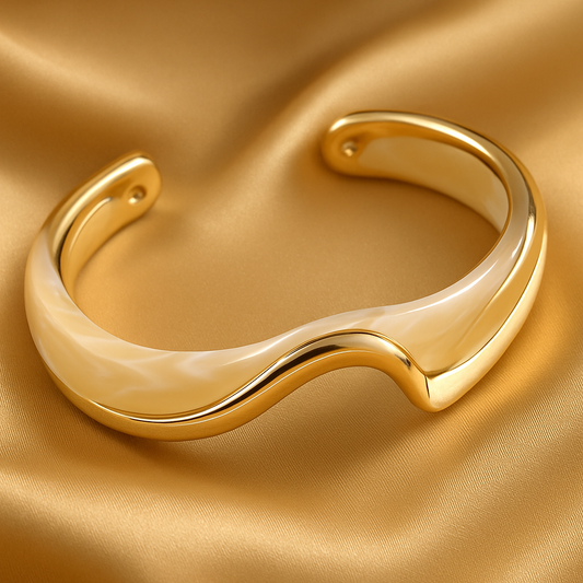 Eleganten odprt zapestni trak iz belega emajla in zlata