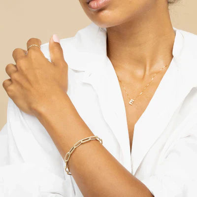 Collar con inicial en forma de carta de amor