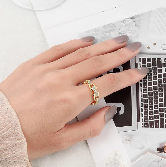 Pierścionek horseshoe chain z ażurową oprawą