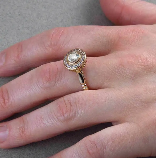 Anillo dorado con microincrustaciones