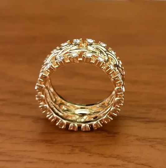Anillo dorado trenzado con banda de cristal
