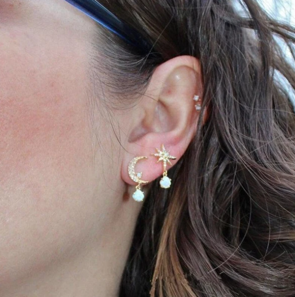 Moon and star earrings made of gold and opal