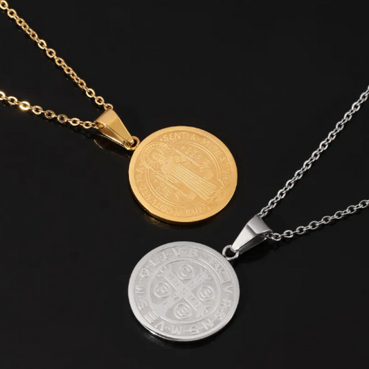 Colier cu pandantiv rotund în formă de O