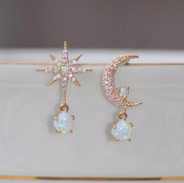 Moon and star earrings made of gold and opal