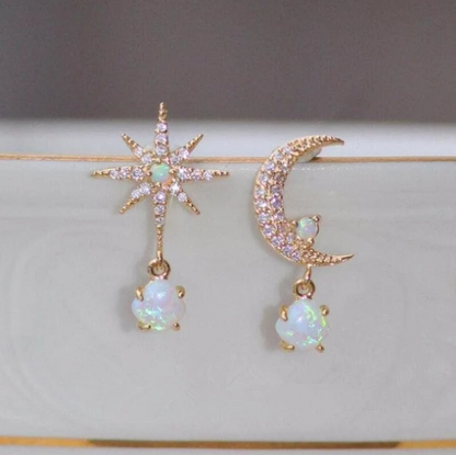 Moon and star earrings made of gold and opal