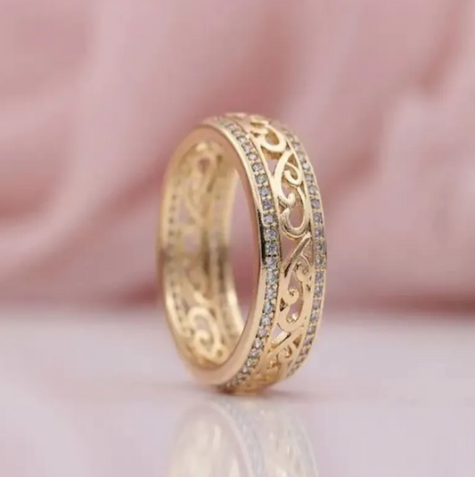 Anillo hueco elegante con diamantes
